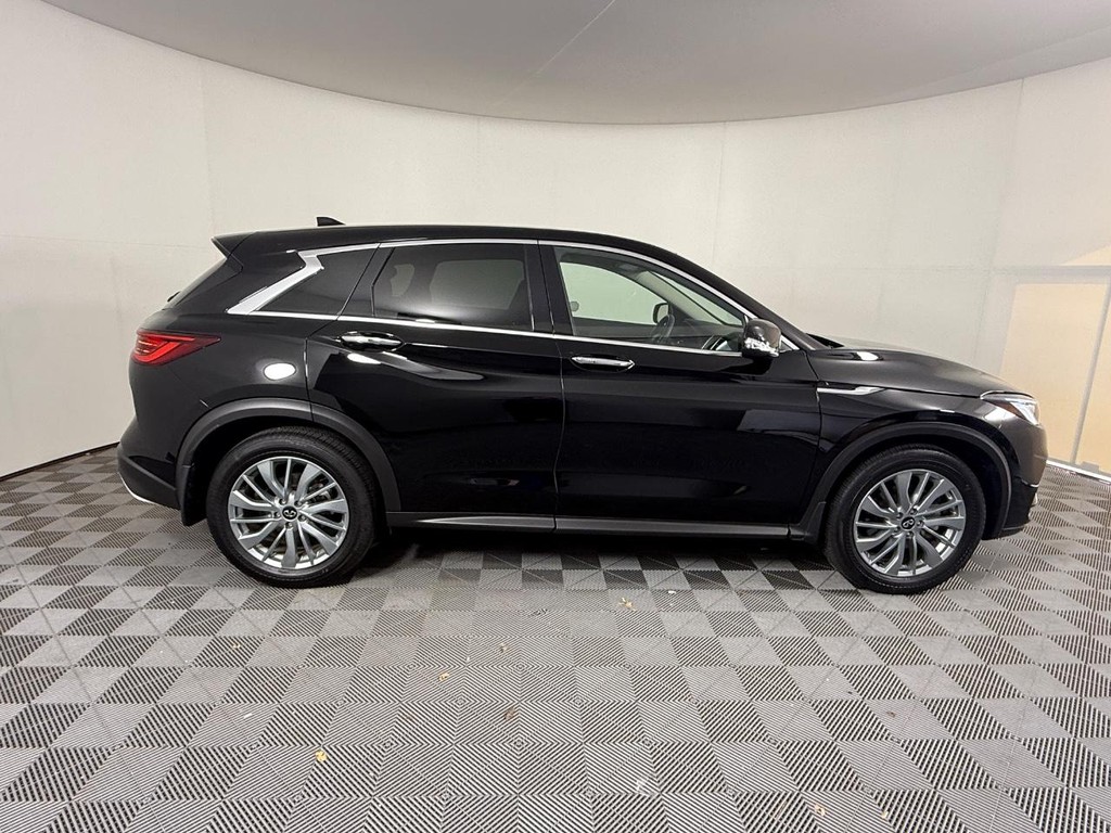 INFINITI QX50 Vehicle Full-screen Gallery Image 02
