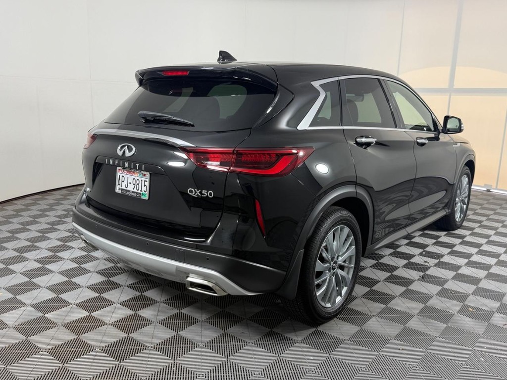 INFINITI QX50 Vehicle Full-screen Gallery Image 03