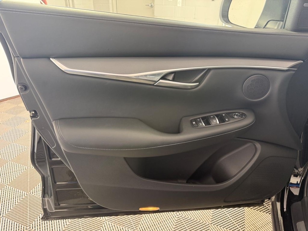 INFINITI QX50 Vehicle Full-screen Gallery Image 17