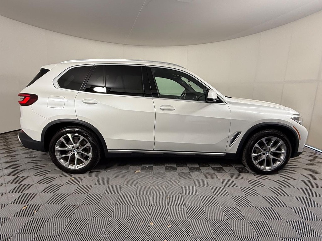 BMW X5 Vehicle Full-screen Gallery Image 02