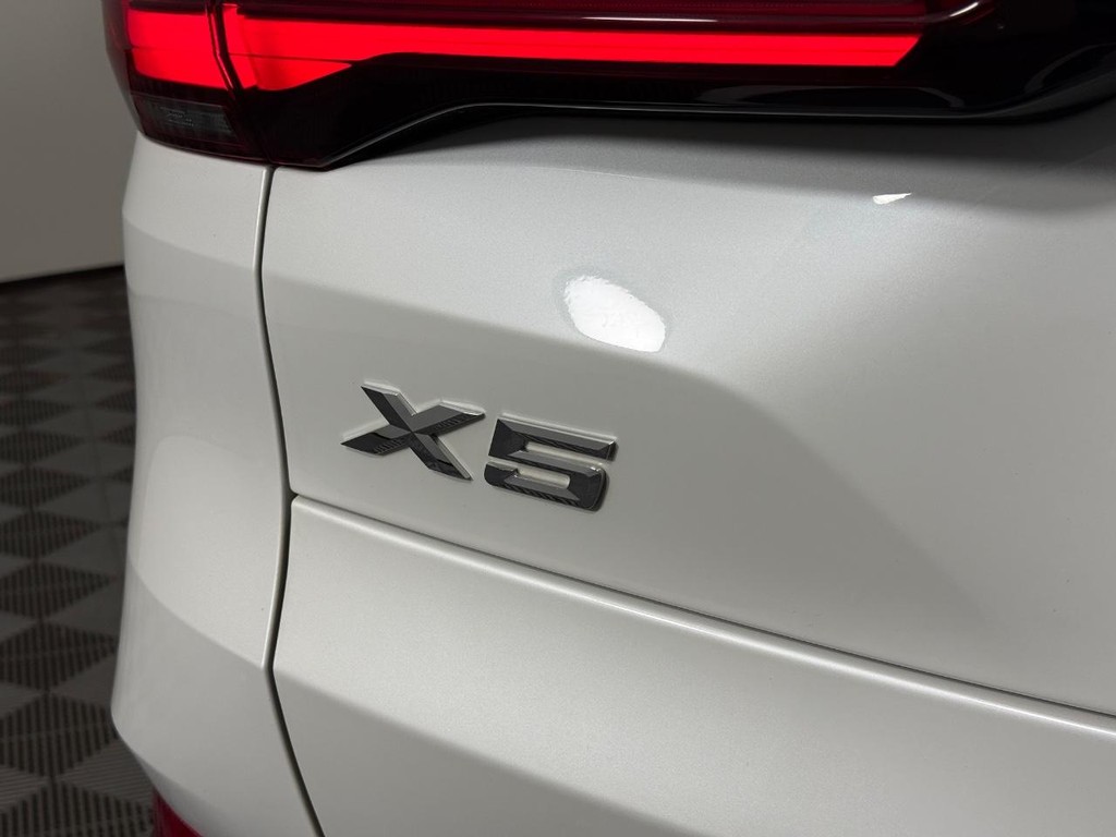 BMW X5 Vehicle Full-screen Gallery Image 05