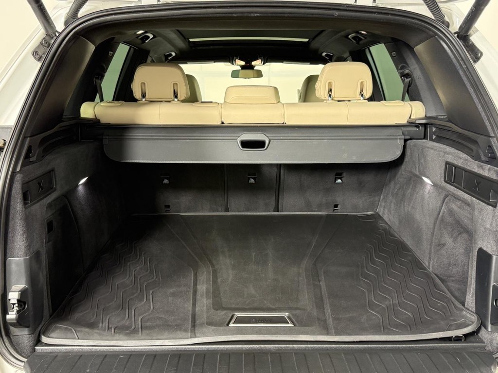 BMW X5 Vehicle Full-screen Gallery Image 07