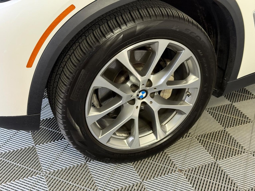 BMW X5 Vehicle Full-screen Gallery Image 12