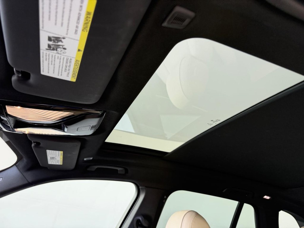 BMW X5 Vehicle Full-screen Gallery Image 13
