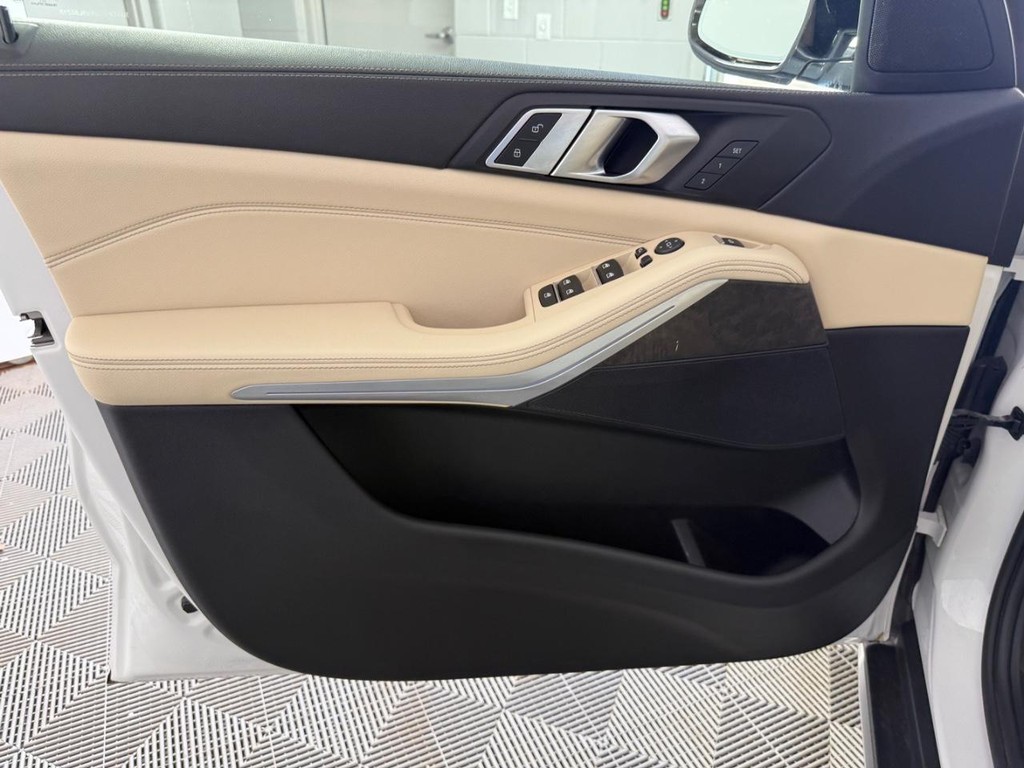 BMW X5 Vehicle Full-screen Gallery Image 15