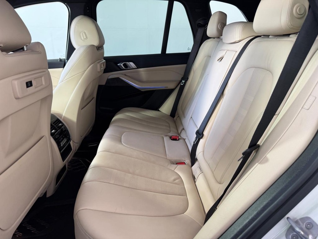 BMW X5 Vehicle Full-screen Gallery Image 16