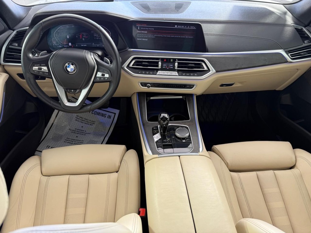 BMW X5 Vehicle Full-screen Gallery Image 17