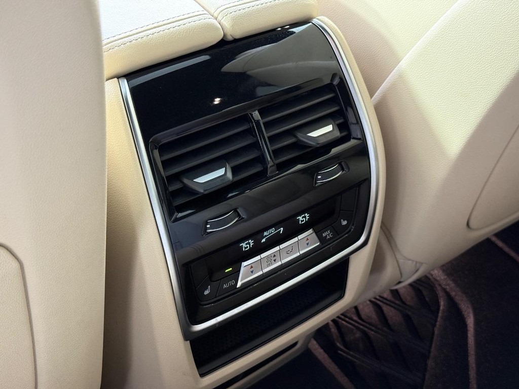 BMW X5 Vehicle Full-screen Gallery Image 18