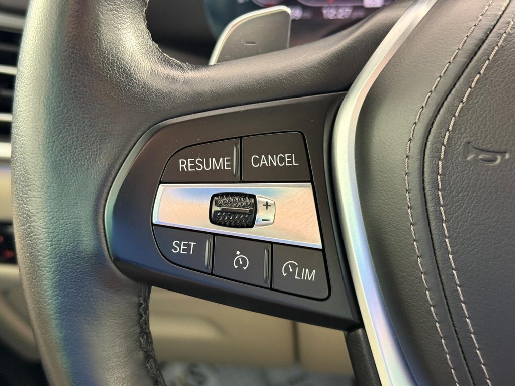 BMW X5 Vehicle Full-screen Gallery Image 19