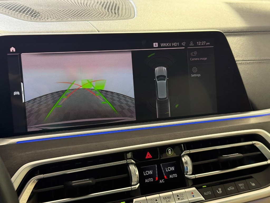 BMW X5 Vehicle Full-screen Gallery Image 22