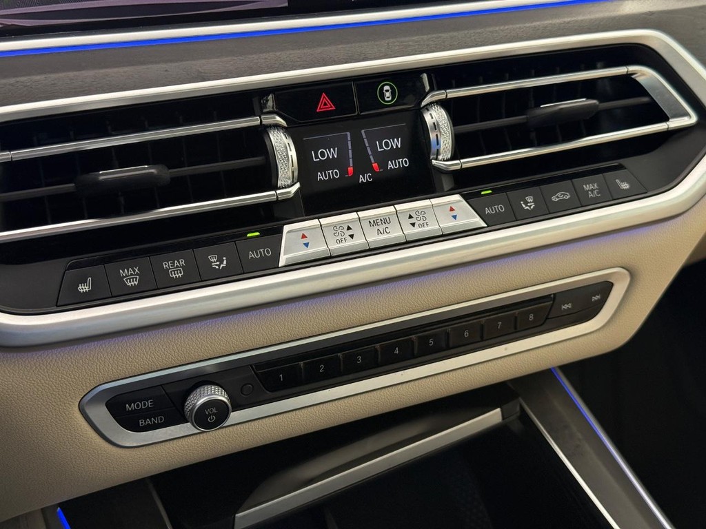 BMW X5 Vehicle Full-screen Gallery Image 23