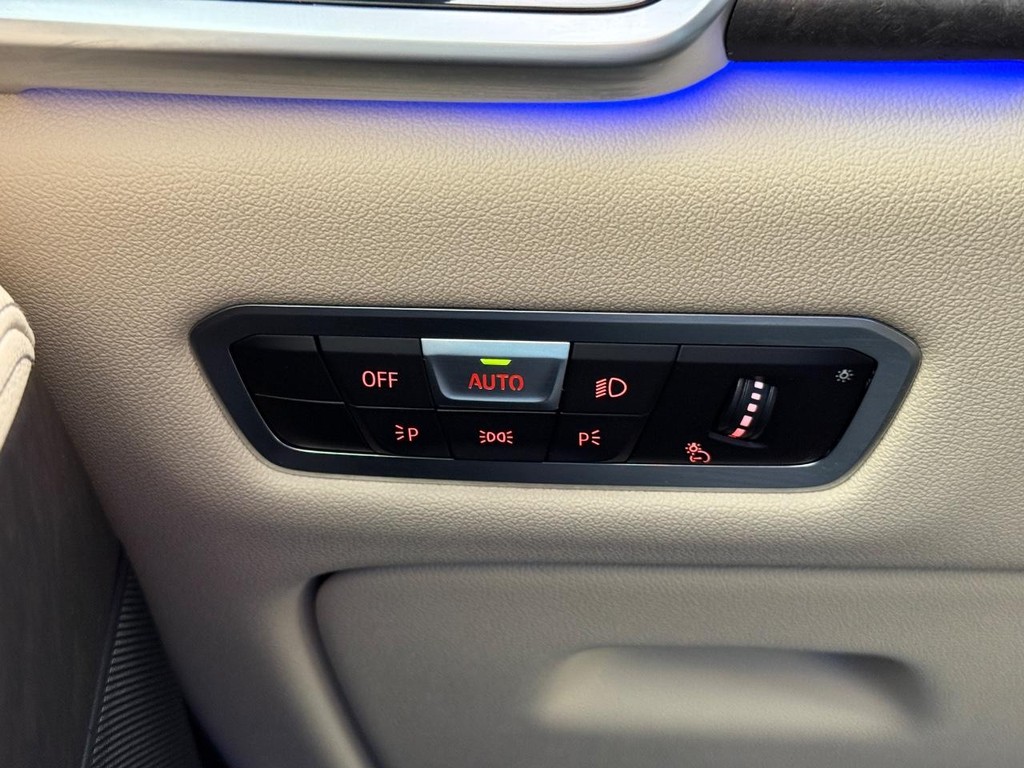 BMW X5 Vehicle Full-screen Gallery Image 25