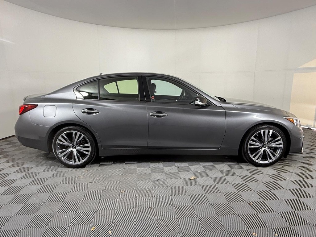 INFINITI Q50 Vehicle Full-screen Gallery Image 02
