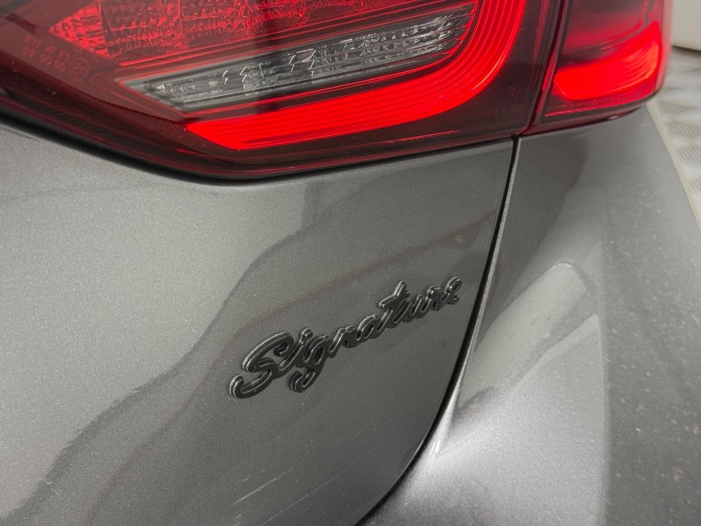 INFINITI Q50 Vehicle Full-screen Gallery Image 06