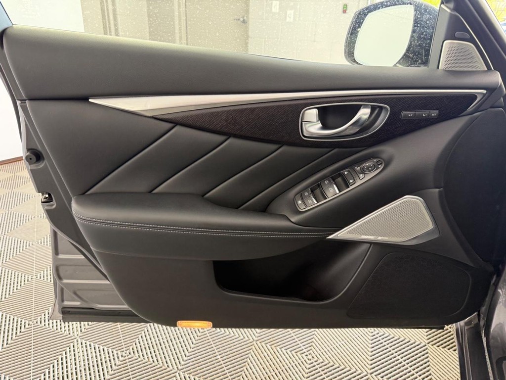 INFINITI Q50 Vehicle Full-screen Gallery Image 15
