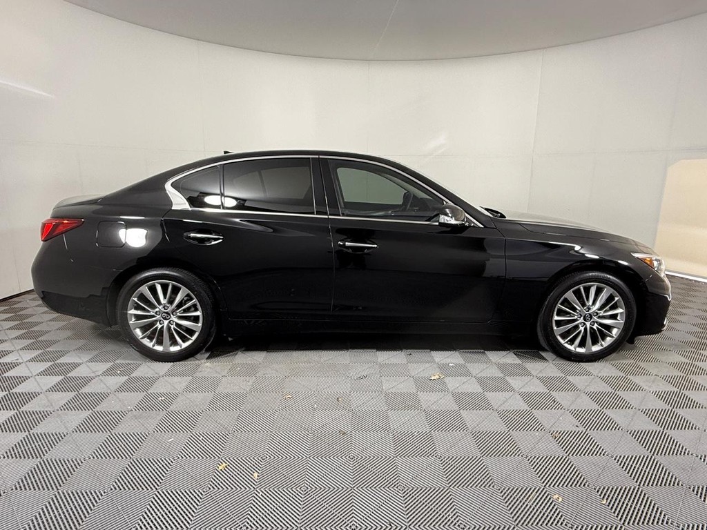 INFINITI Q50 Vehicle Full-screen Gallery Image 02