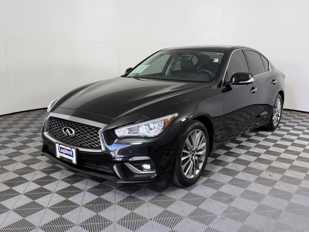 INFINITI Q50 Vehicle Full-screen Gallery Image 09