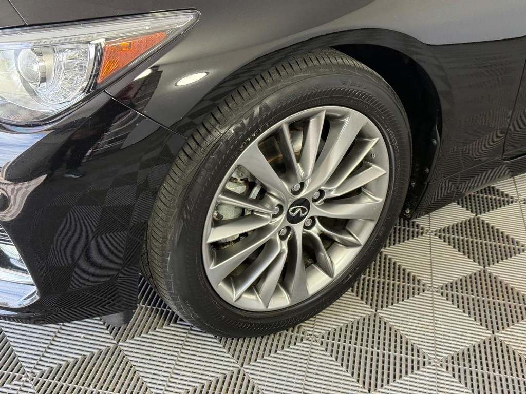 INFINITI Q50 Vehicle Full-screen Gallery Image 12