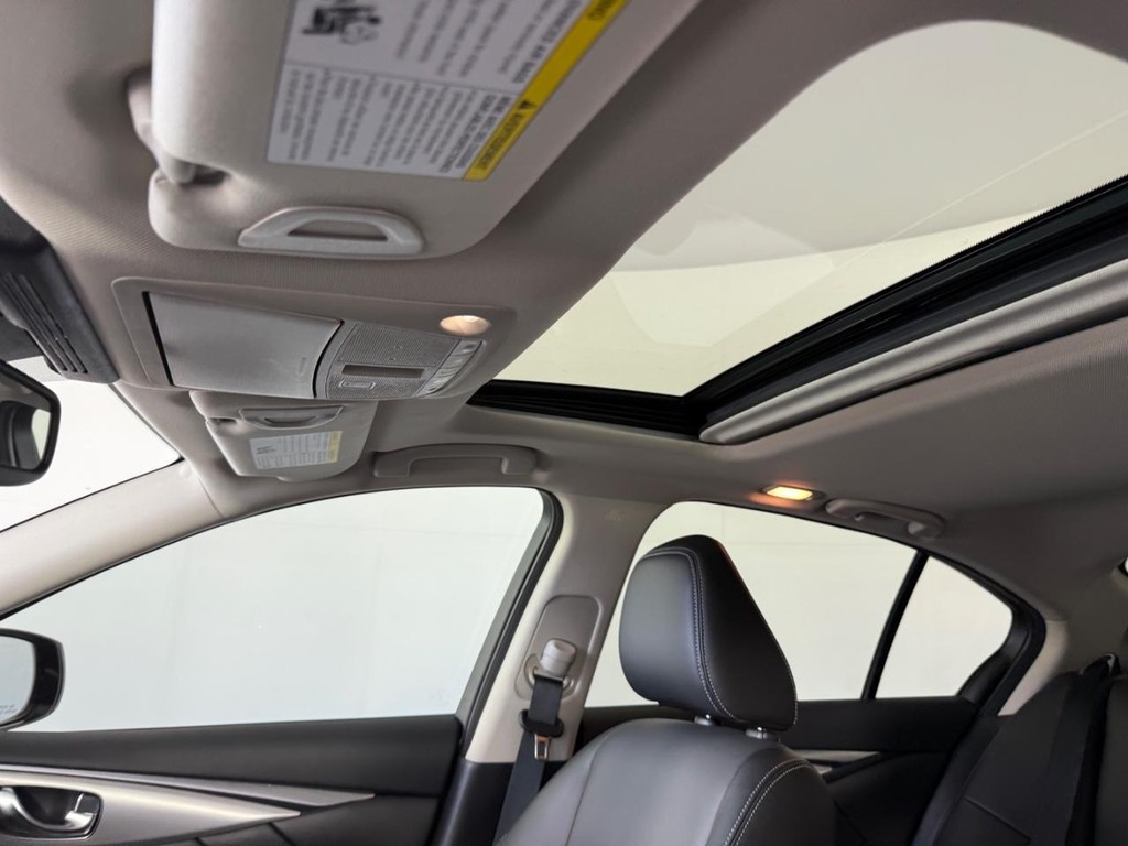 INFINITI Q50 Vehicle Full-screen Gallery Image 14