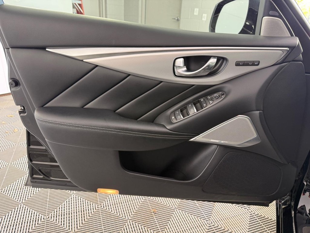 INFINITI Q50 Vehicle Full-screen Gallery Image 15