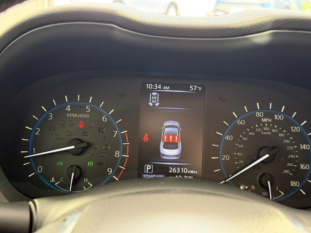 INFINITI Q50 Vehicle Full-screen Gallery Image 21