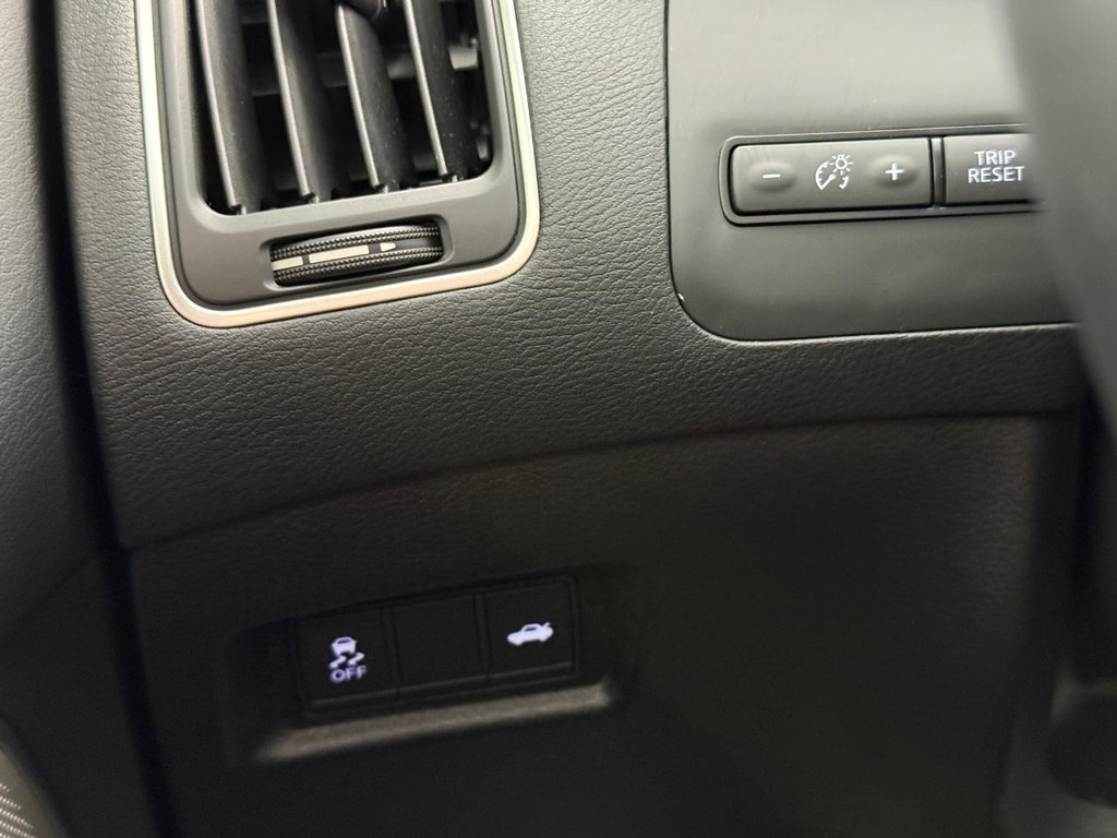 INFINITI Q50 Vehicle Full-screen Gallery Image 24