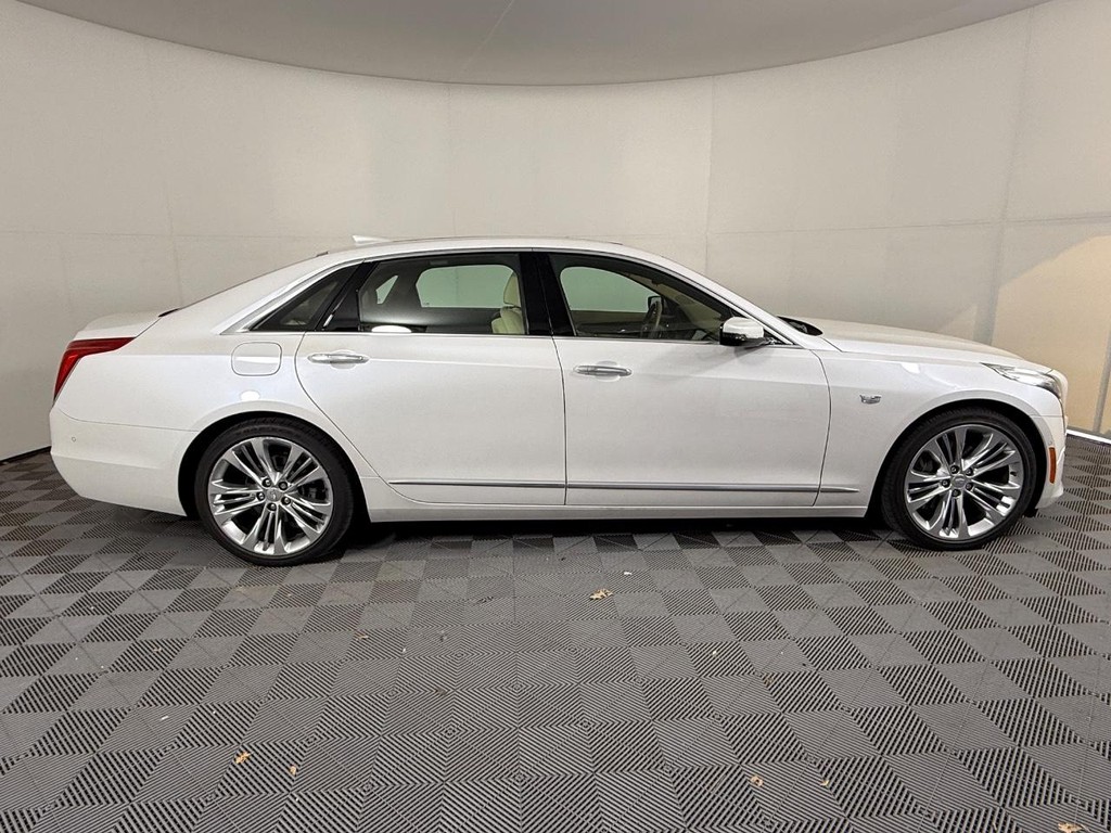 Cadillac CT6 Vehicle Full-screen Gallery Image 02
