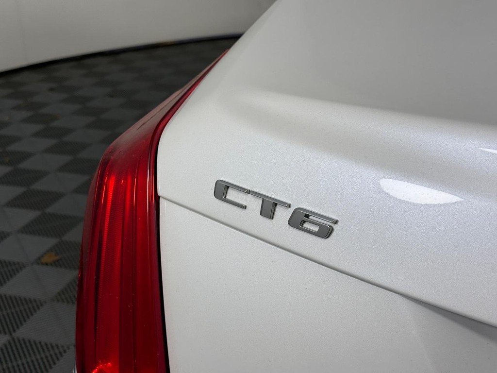 Cadillac CT6 Vehicle Full-screen Gallery Image 05