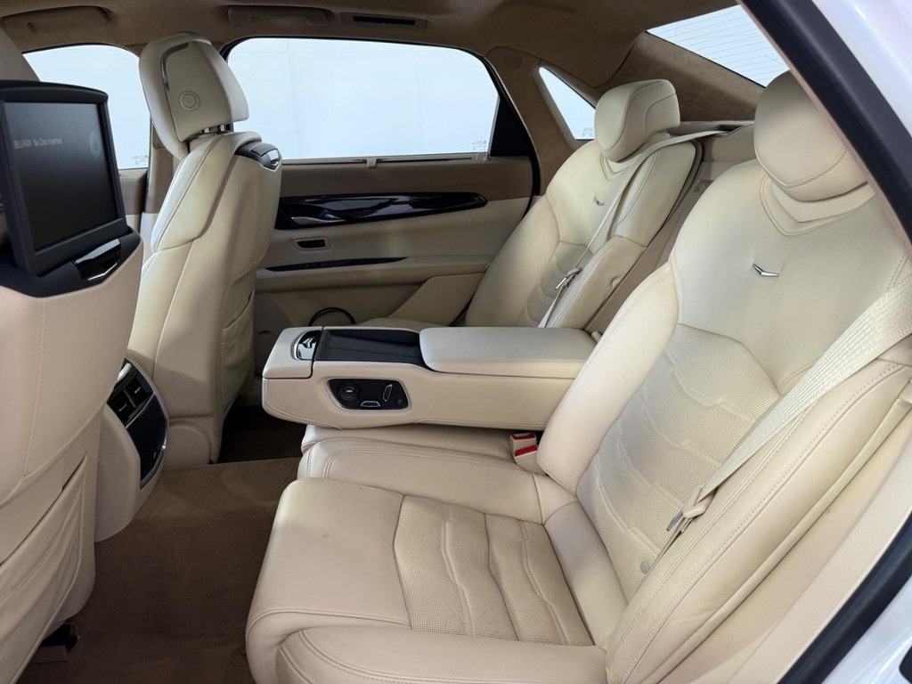 Cadillac CT6 Vehicle Full-screen Gallery Image 16