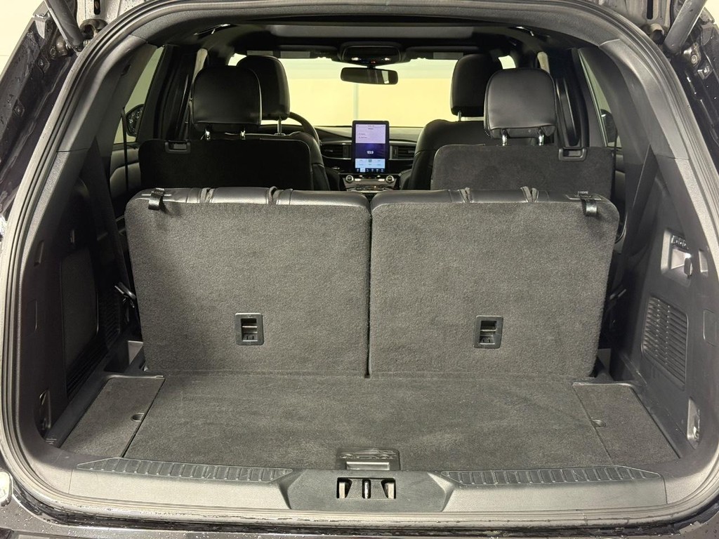 Ford Explorer Vehicle Full-screen Gallery Image 06
