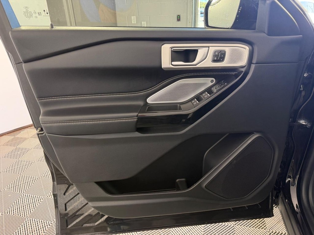 Ford Explorer Vehicle Full-screen Gallery Image 15