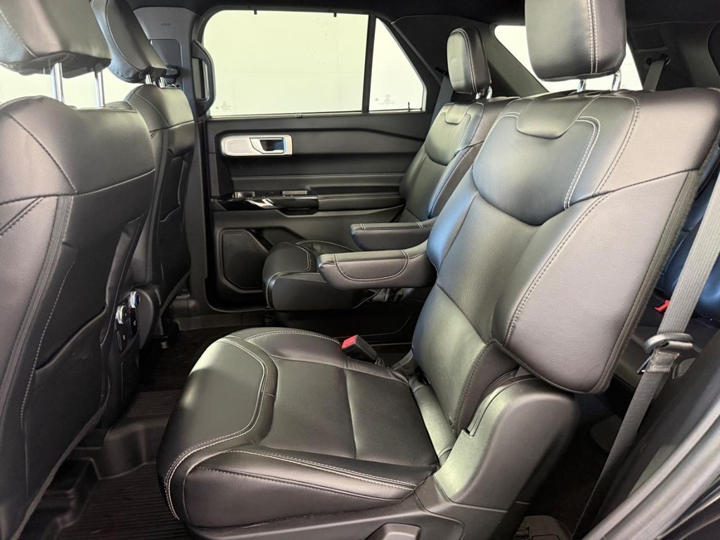 Ford Explorer Vehicle Full-screen Gallery Image 16
