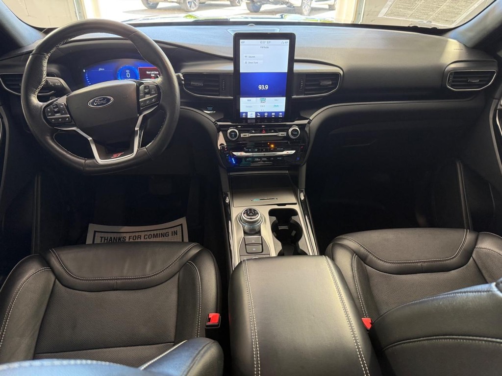 Ford Explorer Vehicle Full-screen Gallery Image 18