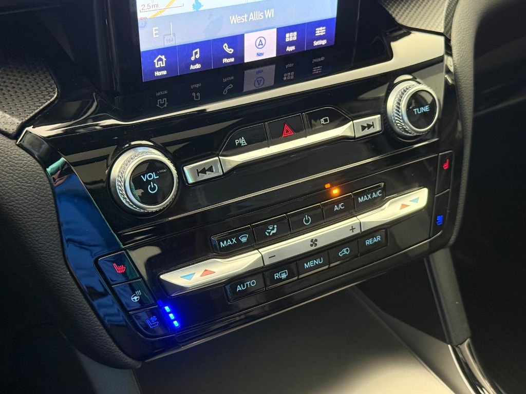 Ford Explorer Vehicle Full-screen Gallery Image 22