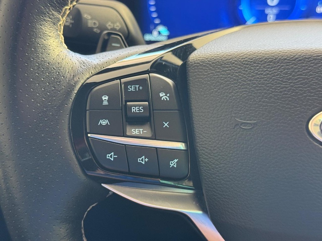 Ford Explorer Vehicle Full-screen Gallery Image 24