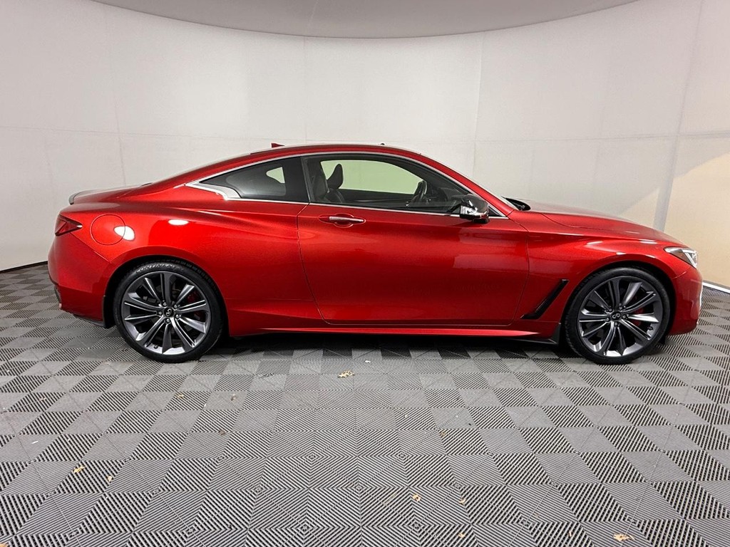 INFINITI Q60 Vehicle Full-screen Gallery Image 02