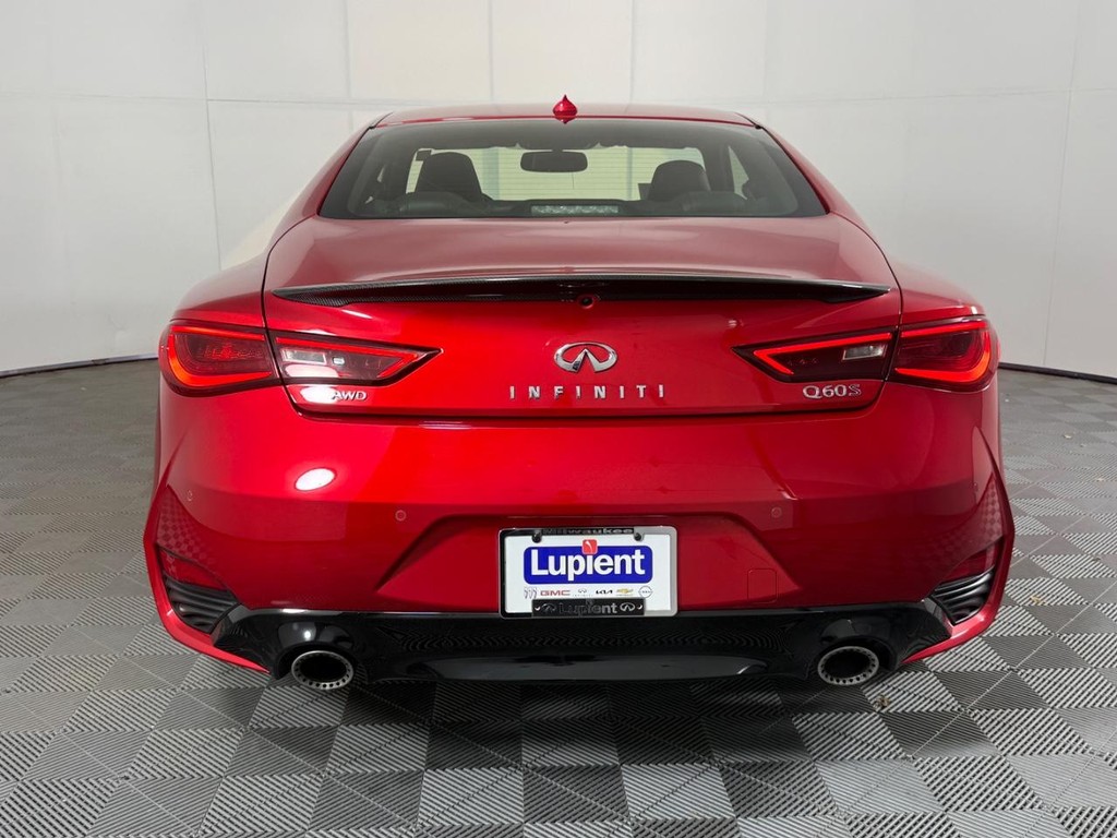 INFINITI Q60 Vehicle Full-screen Gallery Image 04