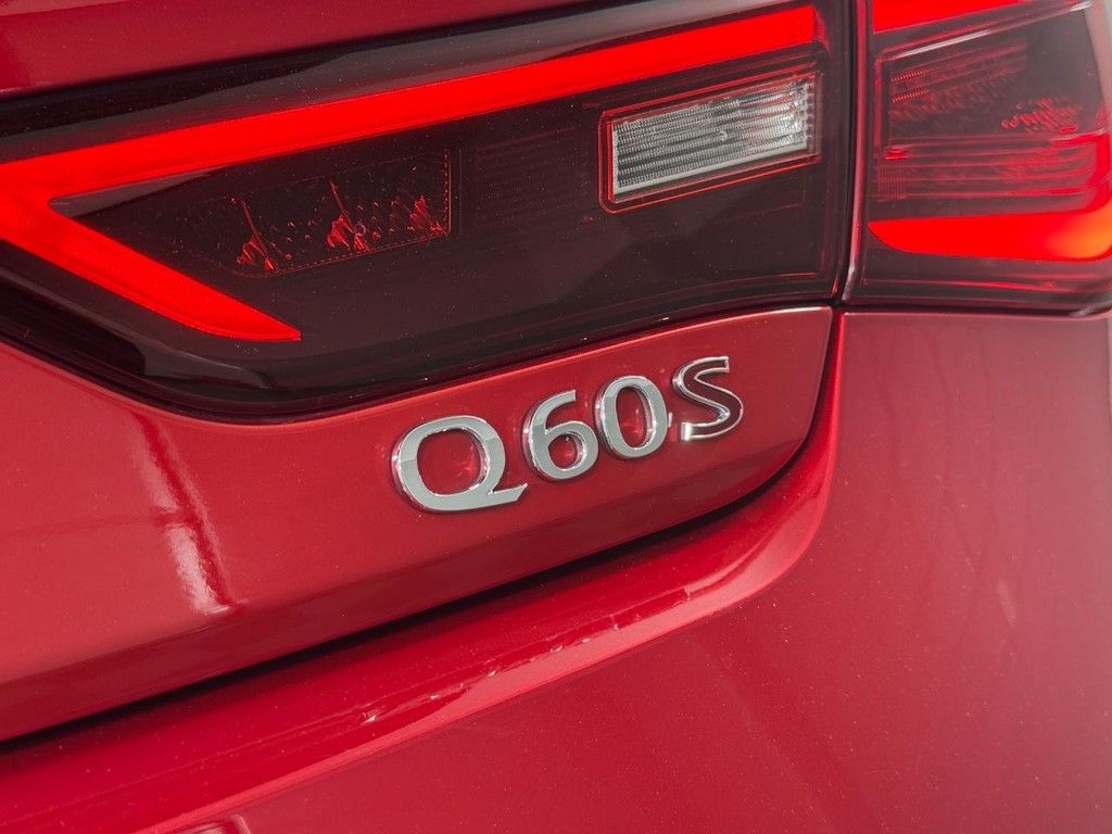 INFINITI Q60 Vehicle Full-screen Gallery Image 05