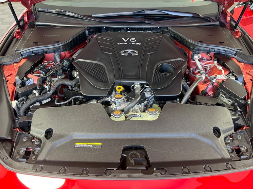 INFINITI Q60 Vehicle Full-screen Gallery Image 11