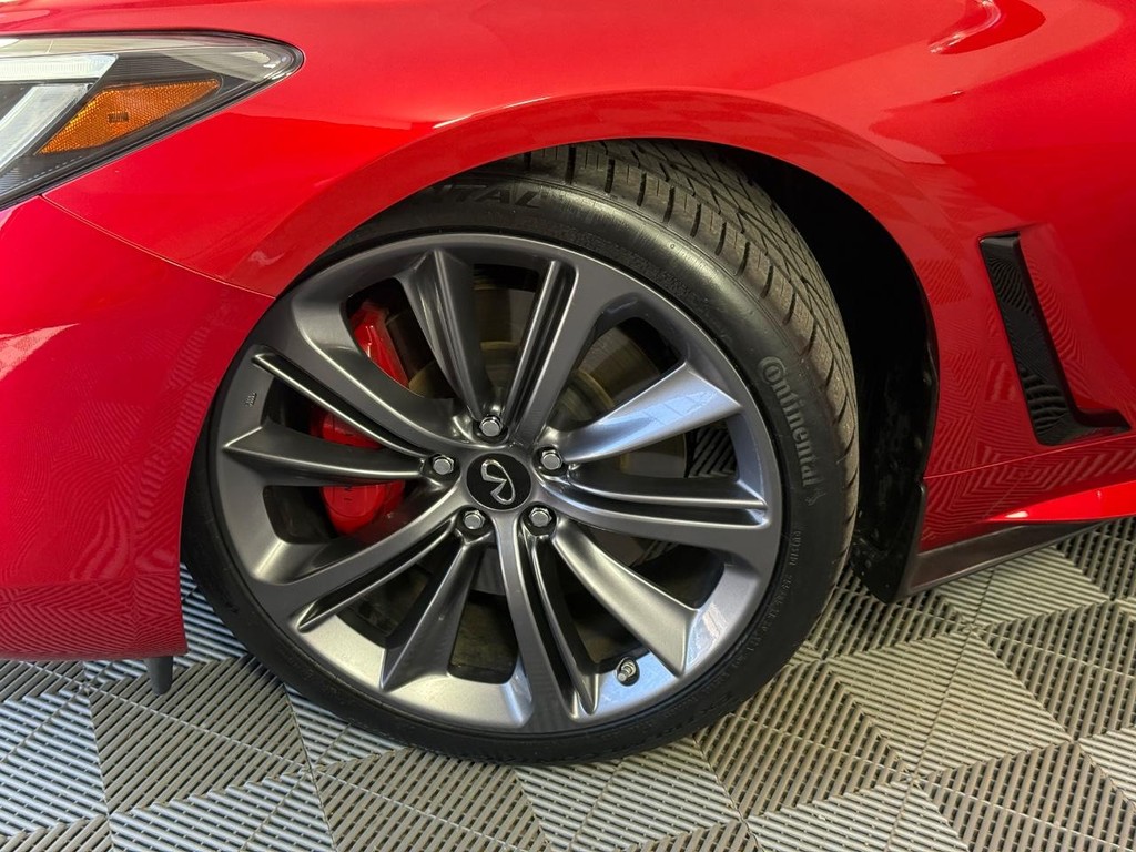 INFINITI Q60 Vehicle Full-screen Gallery Image 12