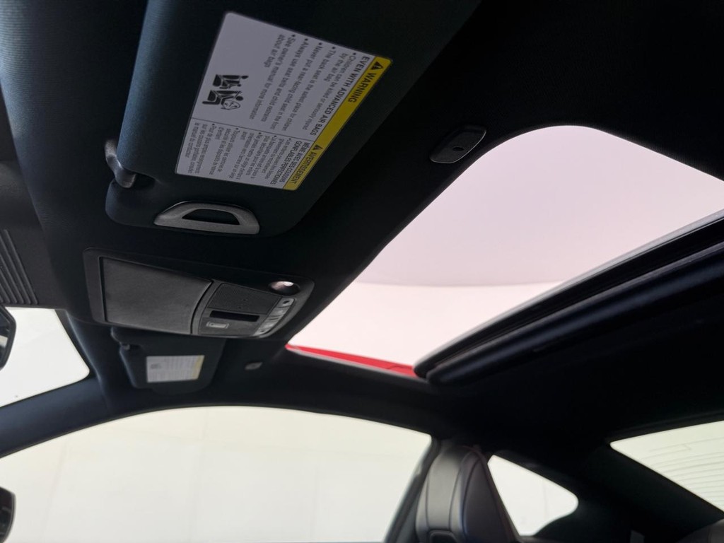 INFINITI Q60 Vehicle Full-screen Gallery Image 14