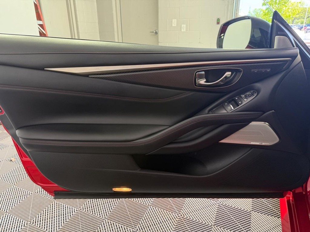 INFINITI Q60 Vehicle Full-screen Gallery Image 16