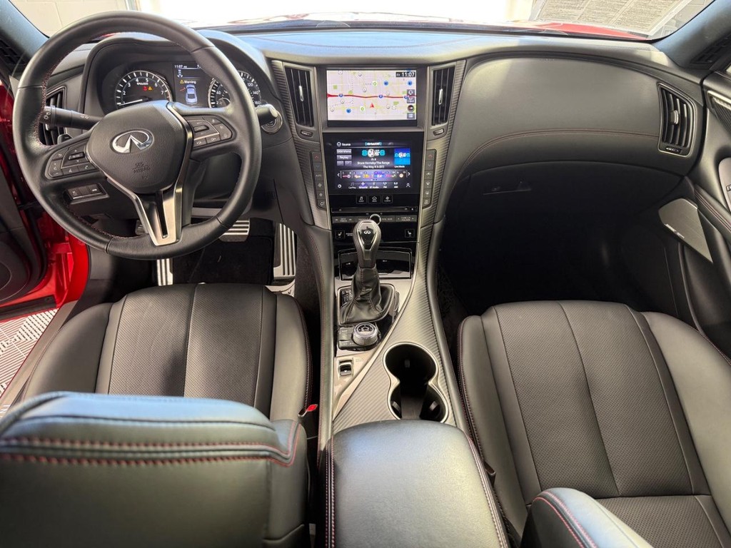 INFINITI Q60 Vehicle Full-screen Gallery Image 18