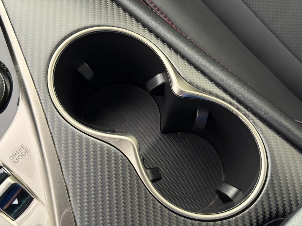 INFINITI Q60 Vehicle Full-screen Gallery Image 24