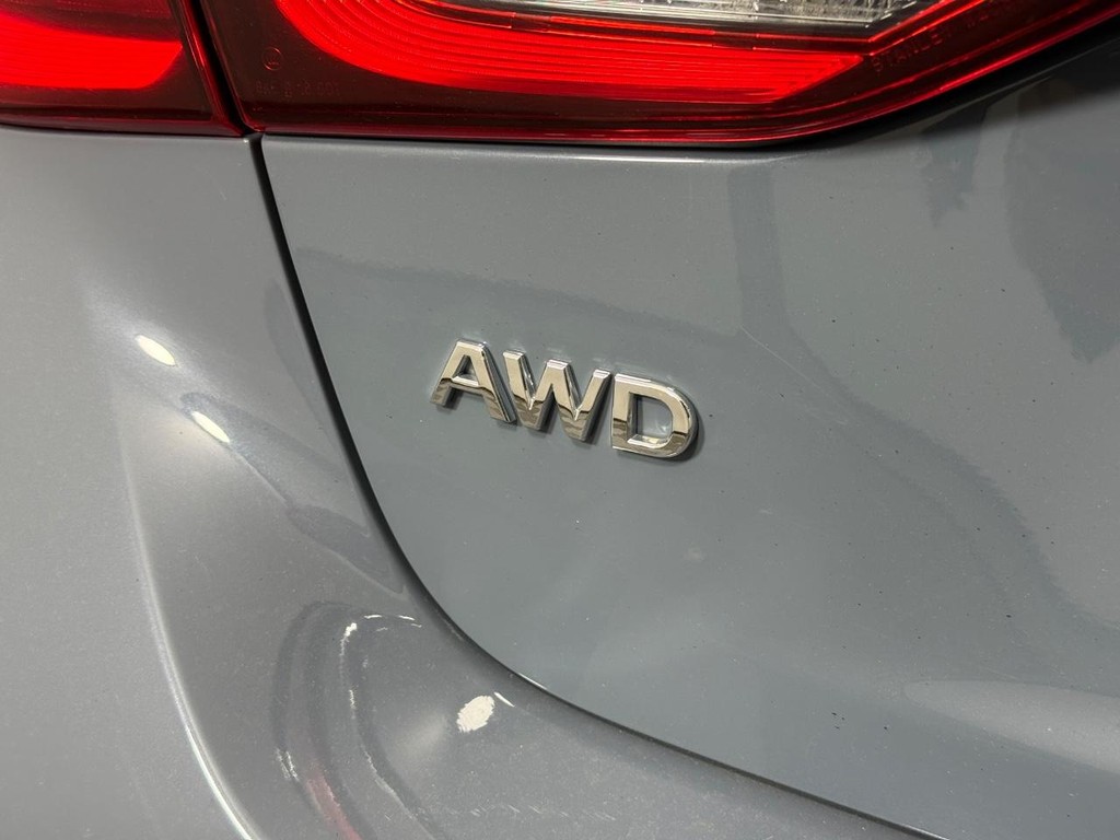 INFINITI Q50 Vehicle Full-screen Gallery Image 05