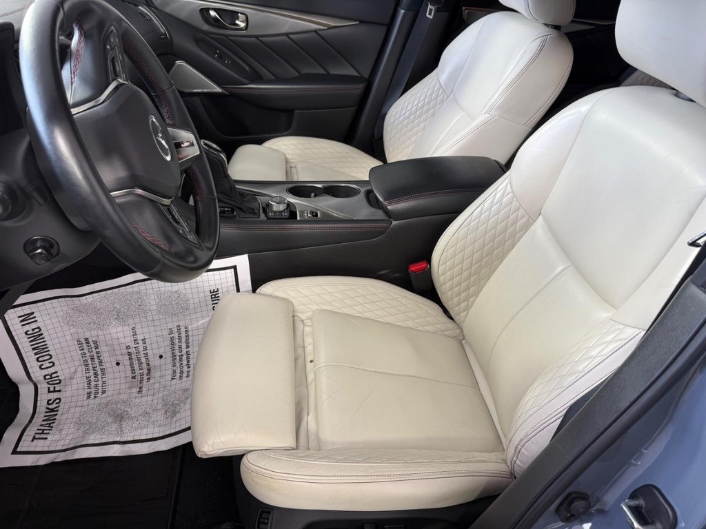 INFINITI Q50 Vehicle Full-screen Gallery Image 15