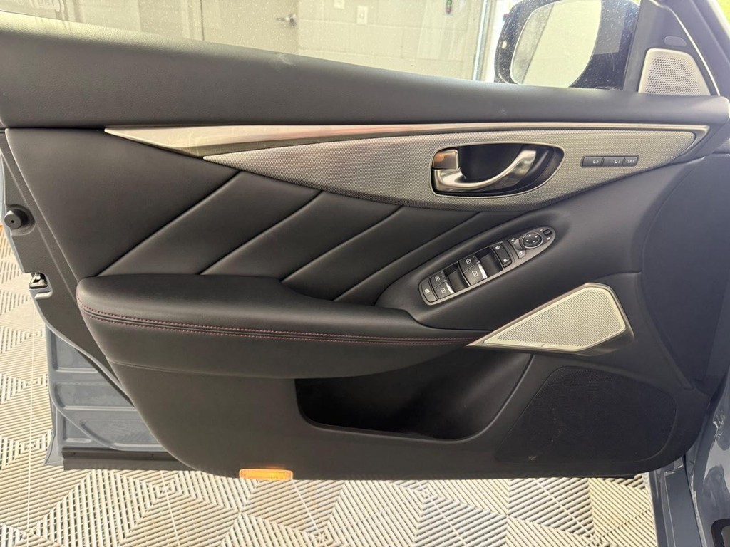 INFINITI Q50 Vehicle Full-screen Gallery Image 16