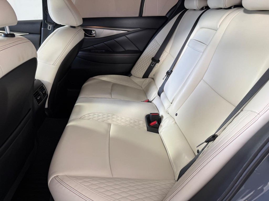 INFINITI Q50 Vehicle Full-screen Gallery Image 17