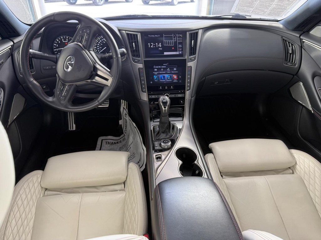 INFINITI Q50 Vehicle Full-screen Gallery Image 18