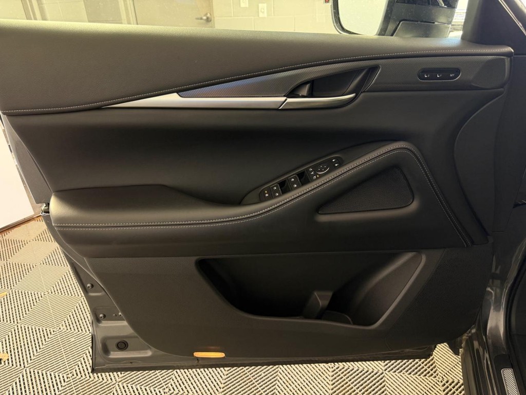 INFINITI QX60 Vehicle Full-screen Gallery Image 16